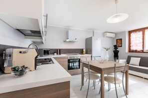 Ofen, Herdplatte, Geschirrspüler, Wasserkocher mit Kaffee-/Teezubehör