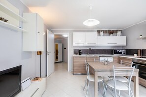 Four, plaque de cuisson, lave-vaisselle, cafetière/bouilloire