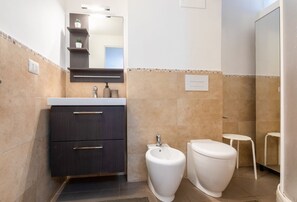Douche, sèche-cheveux, bidet, serviettes fournies