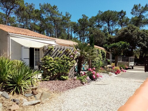 House on closed courtyard in the pines 300m from the sea