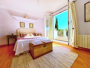 5 habitaciones, tabla de planchar con plancha y cuna de viaje 