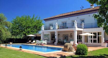 Finca Maridadi - Luxury Spacious 5 Bed Villa & Pool Near Majestic town of Ronda