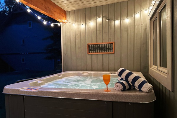 Your very own private hot tub on the rear deck. A great place to hang out in the evening after adventuring. Quiet and peaceful - great morning coffee spot?