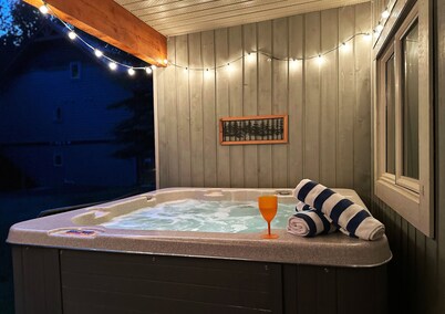 Willow Vistas #6 is a cozy 2-bedroom, 2-bath ski-in/ski-out condo at Kimberley Alpine Resort, sleeping up to 6 guests.