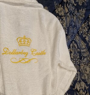 A towel with embroidered text and a crown. - DOLLARBEG CASTLE - The Tower - Luxury Apartment (Dollar)