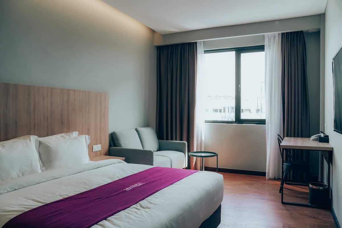 Minibar, Schreibtisch, laptopgeeigneter Arbeitsplatz