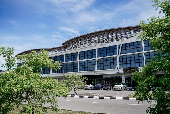Um edifício moderno com a placa 