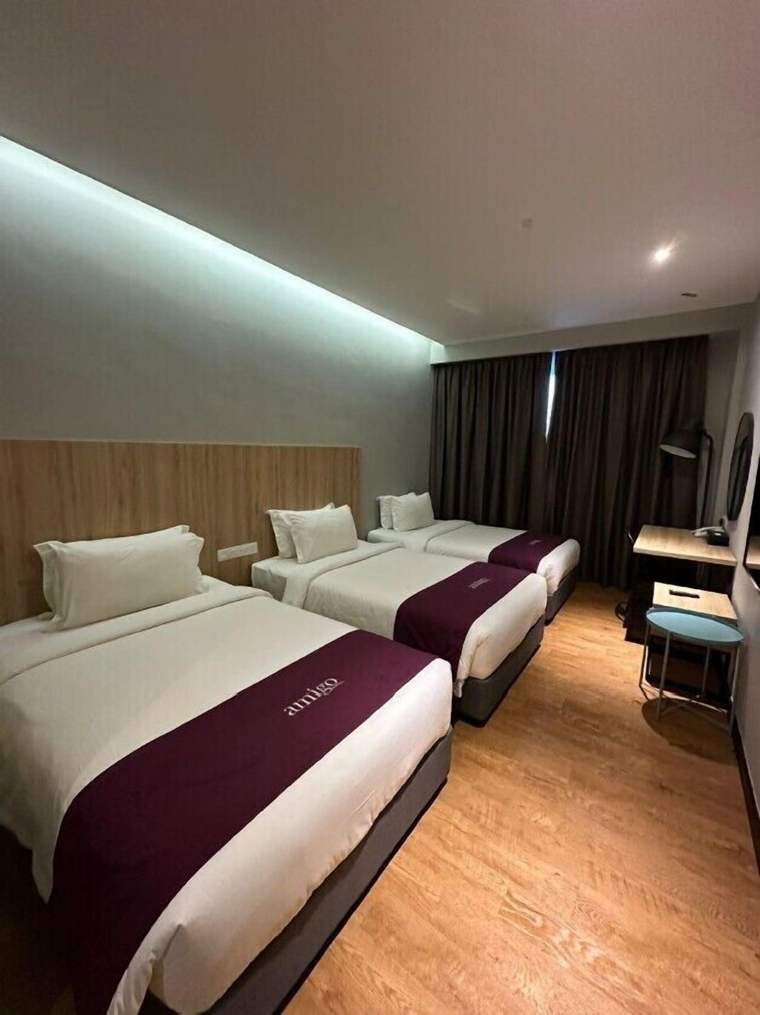 Minibar, bureau, espace de travail pour ordinateur portable