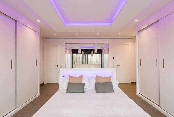 4 bedrooms, iron/ironing board, travel cot, WiFi