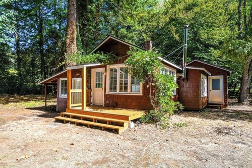 Private cottage among trees - close to everything