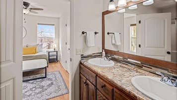 3 bedrooms, desk, iron/ironing board, WiFi