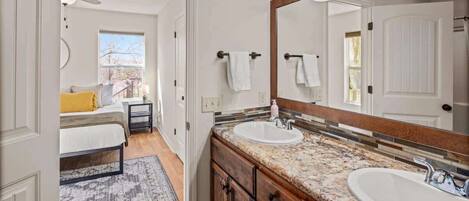 3 dormitorios, escritorio, tabla de planchar con plancha y wifi