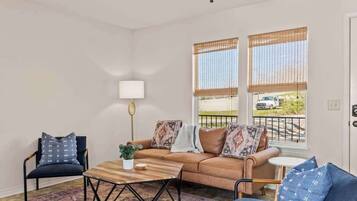 TV, stereoanlegg og kontorer