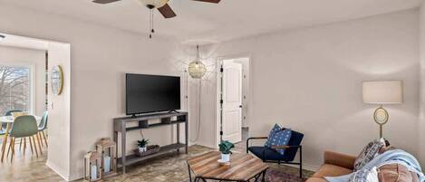 Una televisión, un reproductor estéreo, una oficina