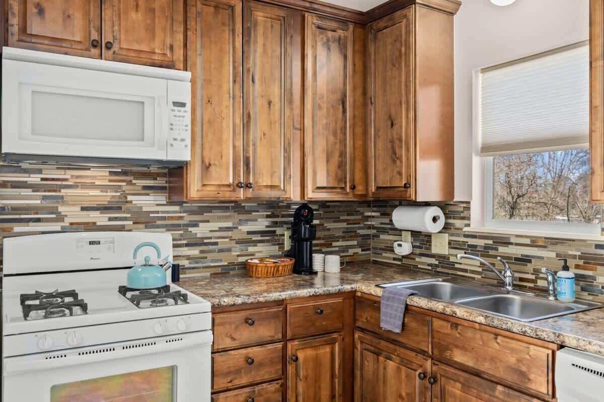 冷蔵庫、電子レンジ、オーブン、コンロ