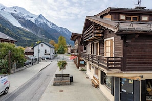 Situated on the main street with Mont Blanc views - Neige Apartment, Skiing, Chamonix All Year (Chamonix-Mont-Blanc)