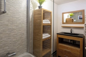 Bathroom with bath and overhead shower - Neige Apartment, Skiing, Chamonix All Year (Chamonix-Mont-Blanc)