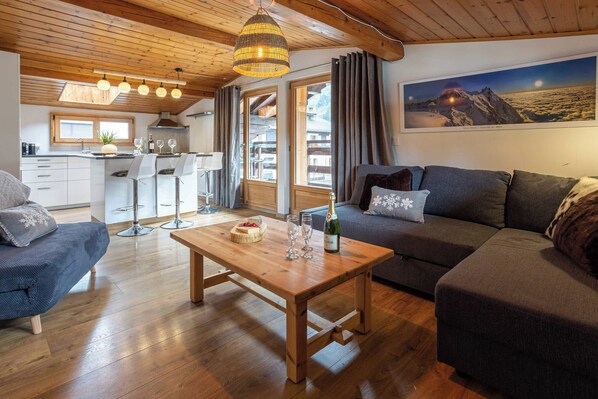 Open plan living room and kitchen - Neige Apartment, Skiing, Chamonix All Year (Chamonix-Mont-Blanc)