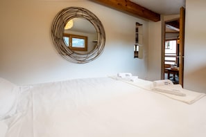 Double bedroom - Neige Apartment, Skiing, Chamonix All Year (Chamonix-Mont-Blanc)
