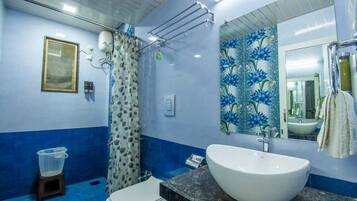 Family Suite Room | Bathroom | Shower, towels