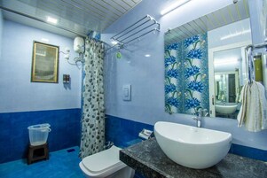 Family Suite Room | Bathroom | Shower, towels