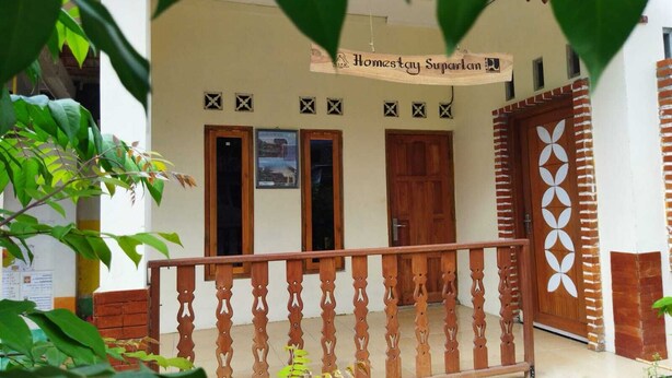 A building with a sign reading "Homestay Supartan". - Borobudur Kampung Homestay - Suparlan (Magelang)