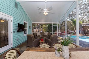 Outdoor dining - Island Breeze- Close to Beach w/ Screened Lanai/Pool (St. Augustine)