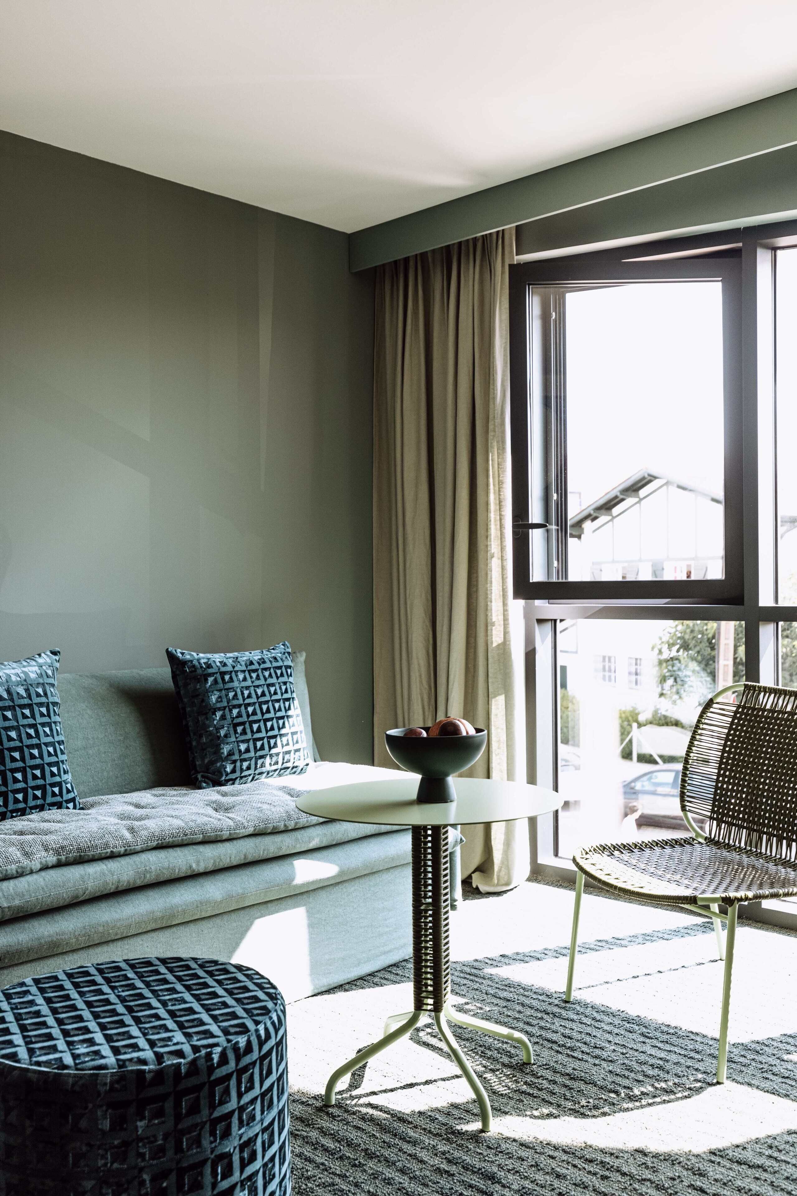 family suite (suite tribu - etage) | living area | flat-screen tv