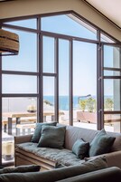 全景顶层房 (Grande Suite Panorama -Terrasse Ocean) | 起居区 | 平板电视