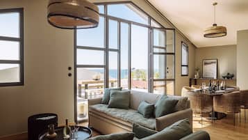 Panoramic Penthouse (Grande Suite Panorama -Terrasse Ocean) | Living area | Flat-screen TV