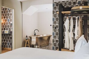 Romantic Suite (Suite Atelier - Patio apercu Ocean) | Bathroom | Hair dryer, bathrobes, slippers, towels - Le Garage Biarritz (Biarritz)