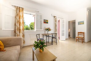 Villa classique, 1 chambre, accès à la piscine, vue sur le jardin | Aire de séjour | Téléviseur à écran plat de 24 po avec télévision numérique, téléviseur