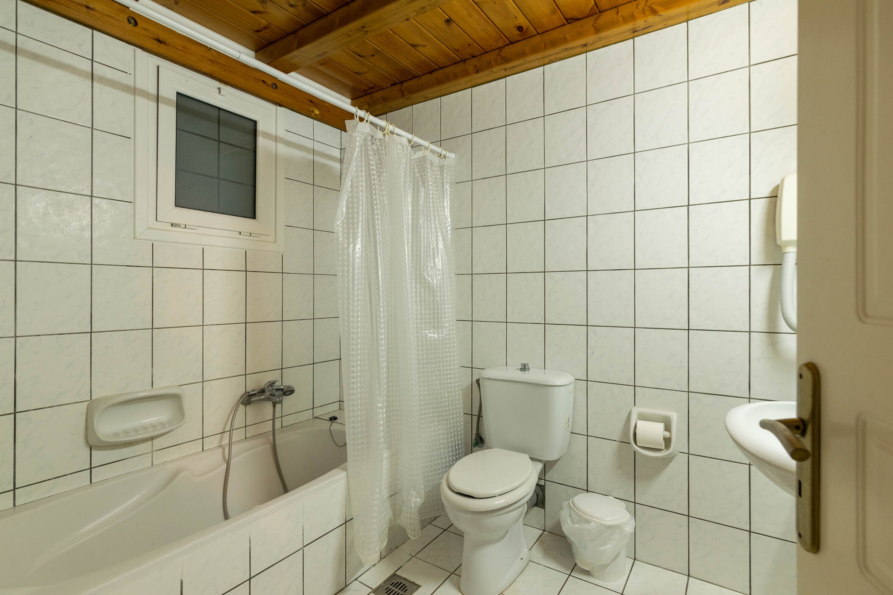 Une salle de bain avec une baignoire, des toilettes et un lavabo.