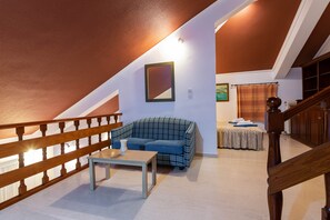 Vil·la, 4 dormitoris, piscina privada, vistes al jardí | 3 dormitoris, caixa forta a l'habitació i decoració individual