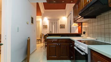 Vila, 4 quartos, piscina particular, vista para o jardim | Cozinha privada | Geladeira, cafeteira/chaleira, chaleira elétrica, torradeira