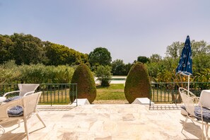 Vil·la, 4 dormitoris, piscina privada, vistes al jardí | Terrassa o pati
