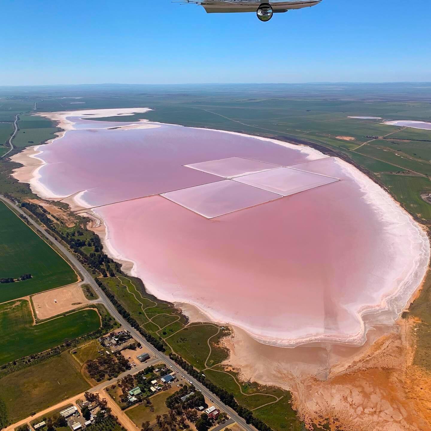 The Pink Lake Tiny House - 'Peony' - Lake Bumbunga (Lochiel) — image 4