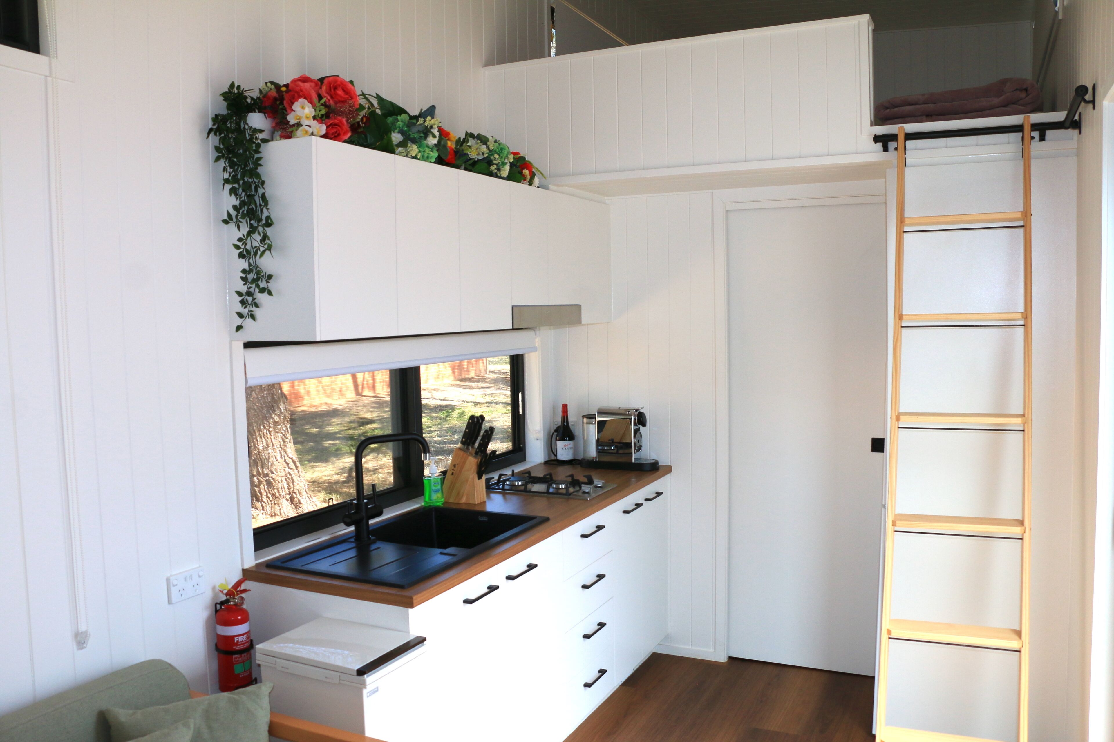 The Pink Lake Tiny House - 'Peony' - Lake Bumbunga (Lochiel) — image 5