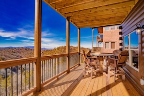 Outdoor dining - Cowboys Trail: VIEWS, Resort Pool, Wi-Fi, Hot Tub, Close to Dollywood and major Attractions! (Sevierville)