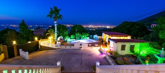 Quality Villa with amazing views, 12 seater outdoor kitchen and Private Bar