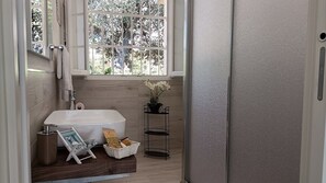 Chuveiro, secador de cabelo, bidê, toalhas de banho