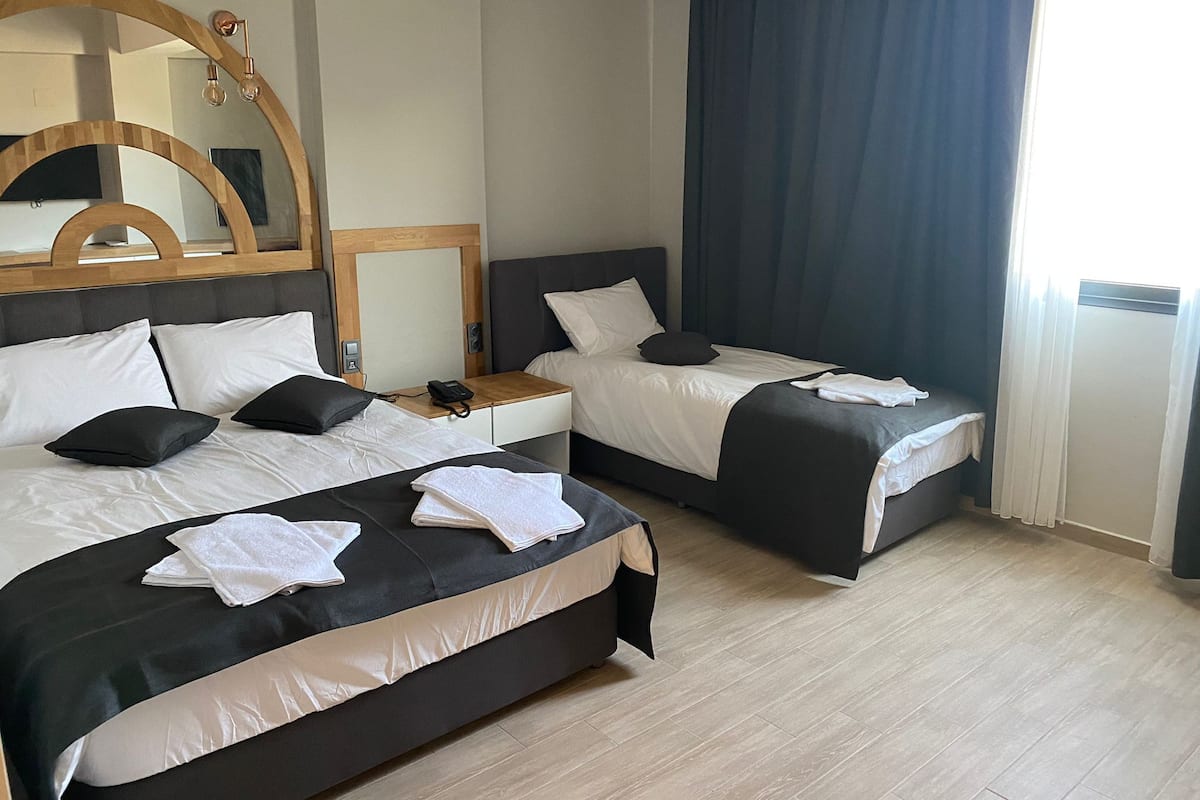 Standard Triple Room | In-room safe, laptop workspace, free WiFi, bed sheets