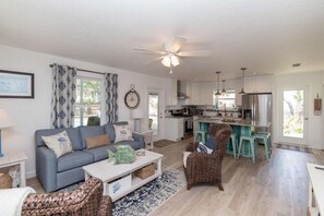 Smart TV, fireplace, books, video library - Island Oasis -TWO Homes, TWO Heated Pools, Hot Tub (St. Augustine)