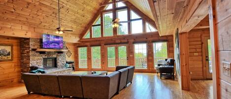 Smart TV, chimenea y futbolito