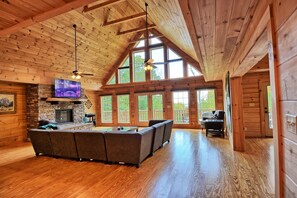 Smart TV, fireplace, table football - Daltons Creek Cabin-Open for Bookings! AC, FP, Hot Tub (Creston)