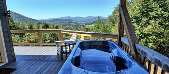 Charming Chalet for Two in West Jefferson, NC with Stunning Views!