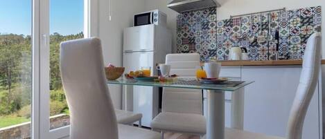 Réfrigérateur, micro-ondes, cafetière/bouilloire