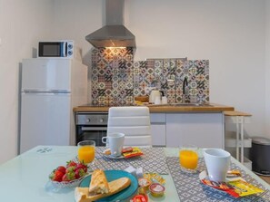Frigorífico, microondas y cafetera o tetera