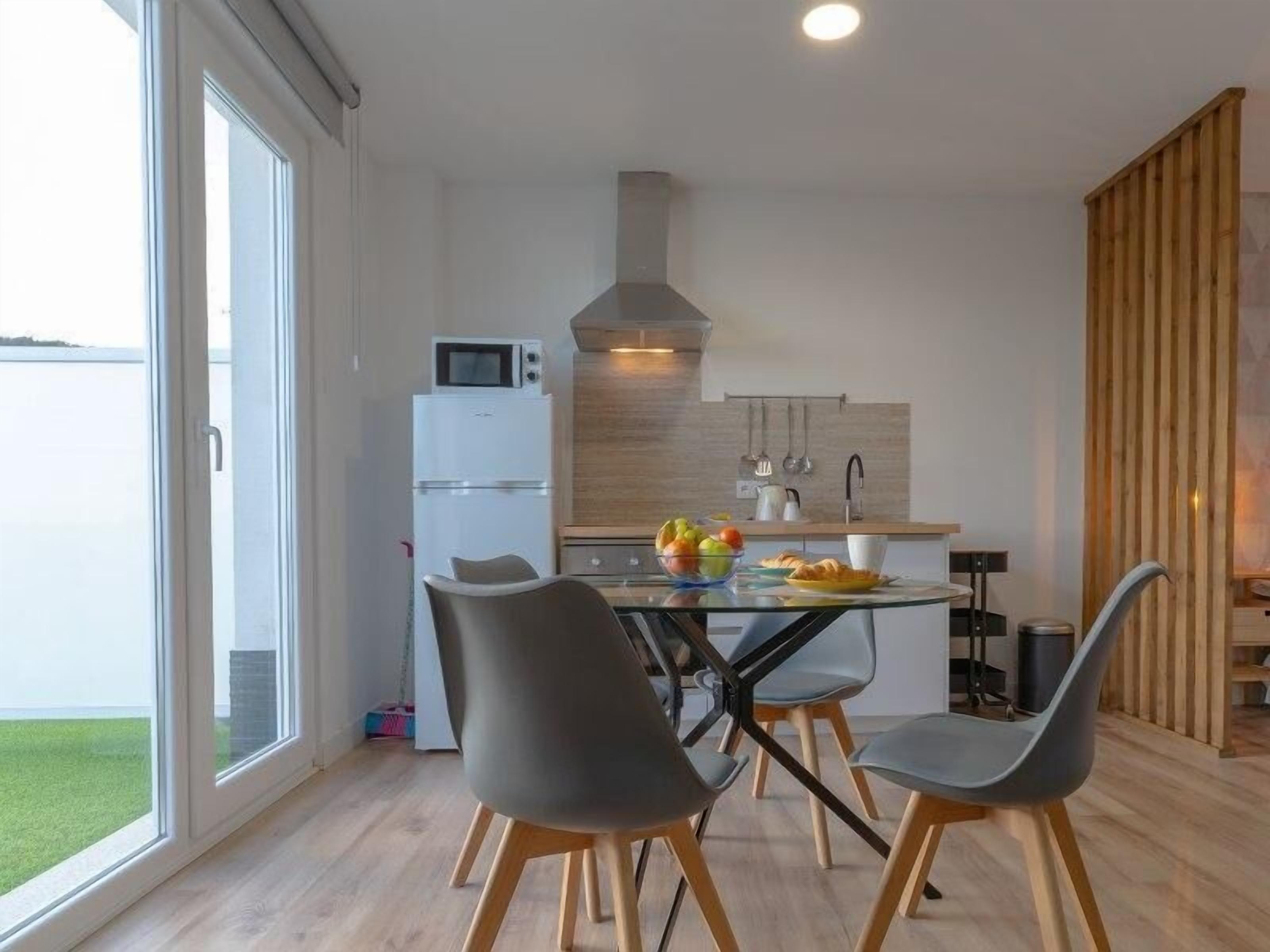 Refrigerador, microondas y cafetera y tetera 