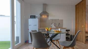 Refrigerador, microondas y cafetera y tetera